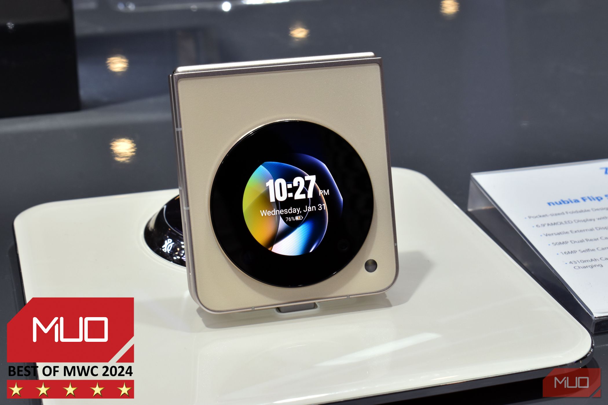 /sv/images/zte-nubia-flip-5g-smartphone-on-stand.jpg