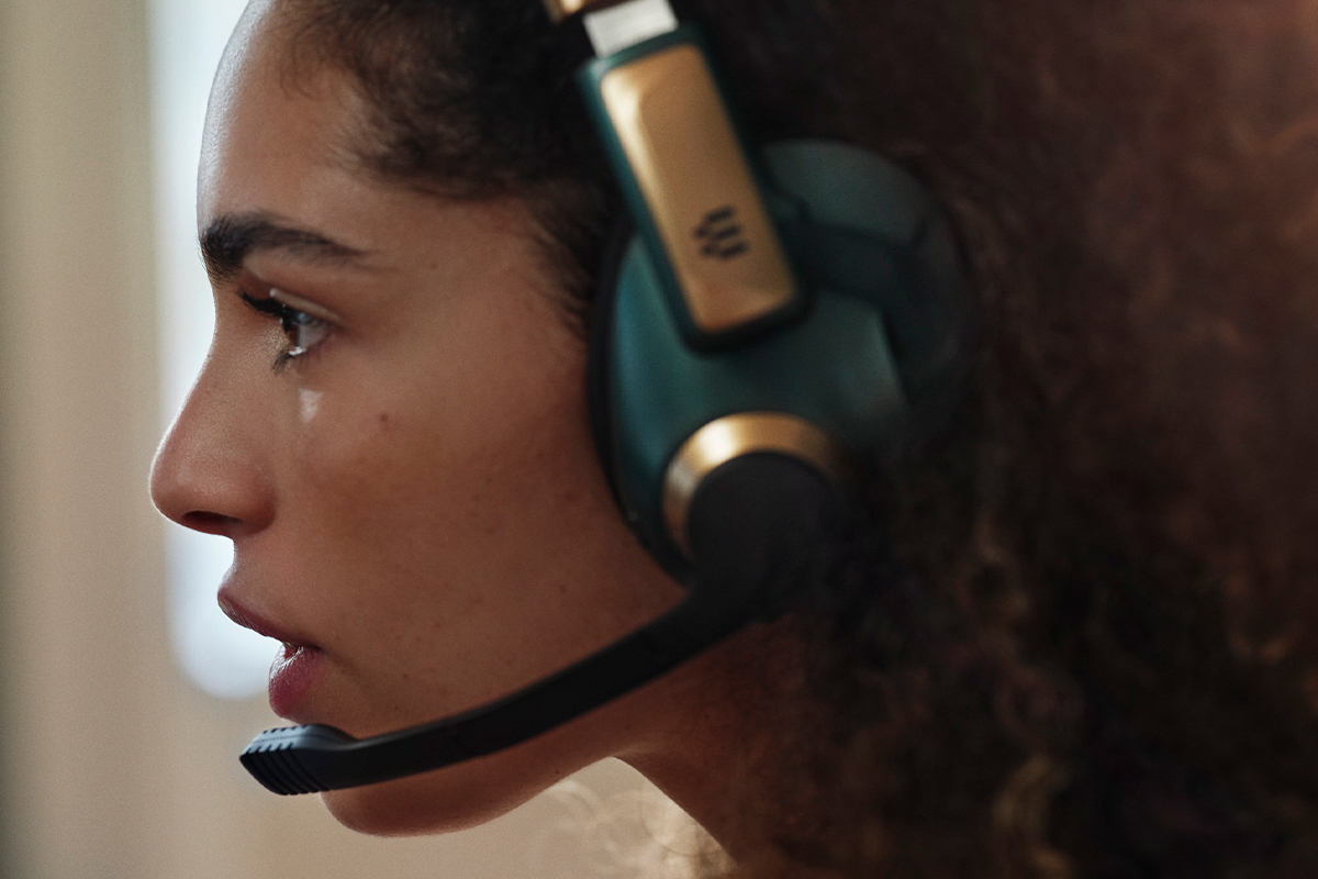 /th/images/a-girl-wears-the-epos-h3pro-hybrid-headset.png
