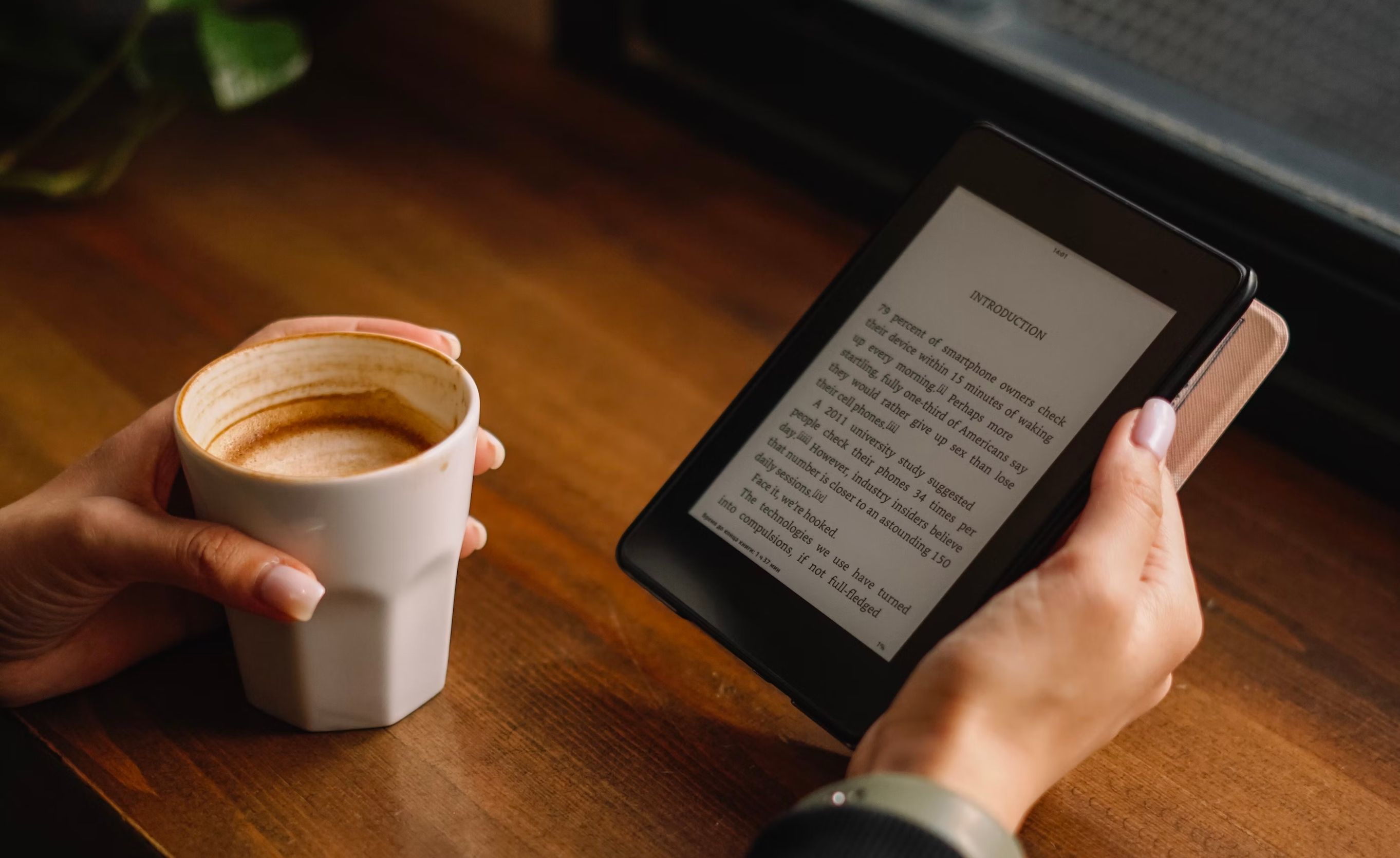 /th/images/a-person-holding-an-ereader-and-a-coffee-cup.jpg /th/images/a-person-holding-an-ereader-and-a-coffee-cup.jpg