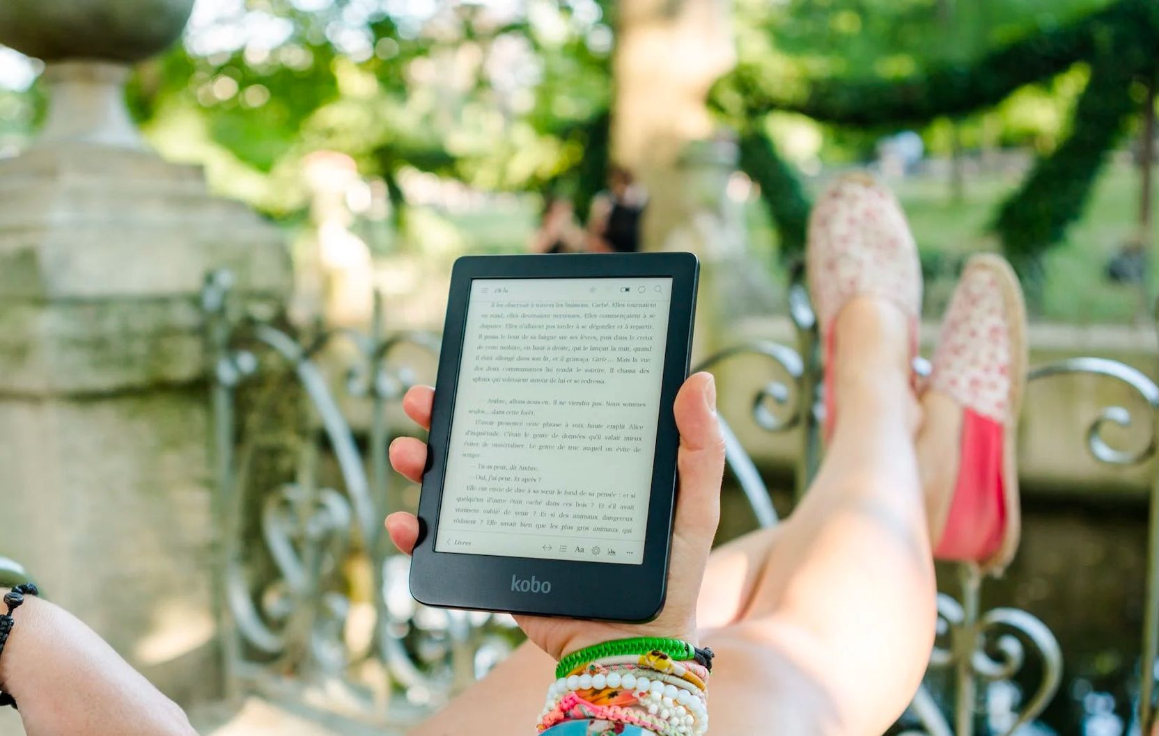 /th/images/a-person-holding-an-ereader.jpg /th/images/a-person-holding-an-ereader.jpg