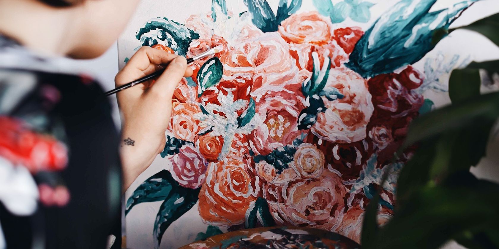 /th/images/a-woman-painting-roses-on-canvas.jpg /th/images/a-woman-painting-roses-on-canvas.jpg