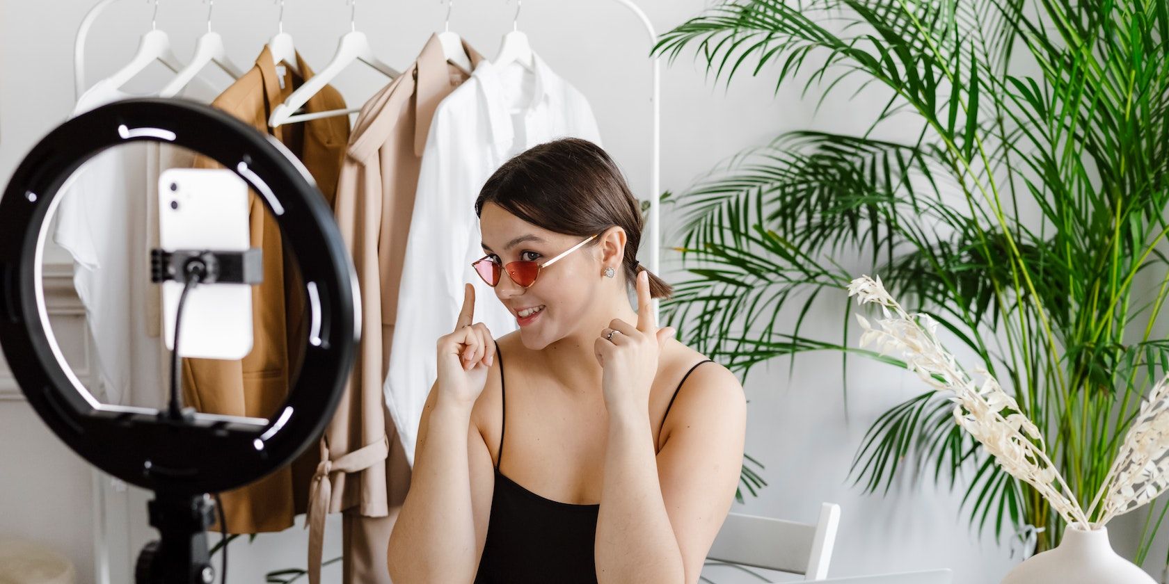 /th/images/an-influencer-creating-content-with-sunglasses.jpg /th/images/an-influencer-creating-content-with-sunglasses.jpg