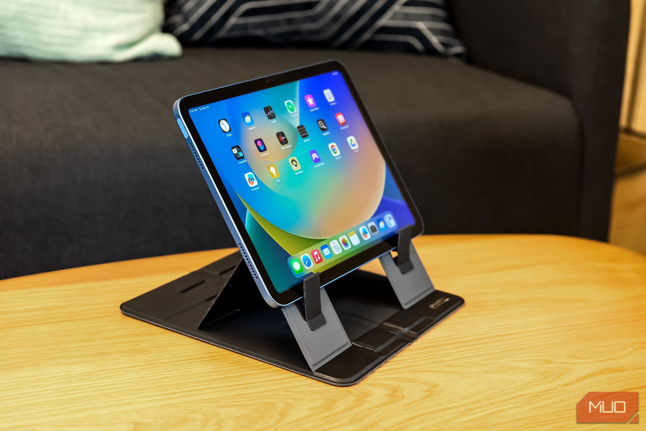/th/images/an-ipad-on-the-plugable-pt-standx-foldable-stand-8jpg_53543798328_o-1.jpg