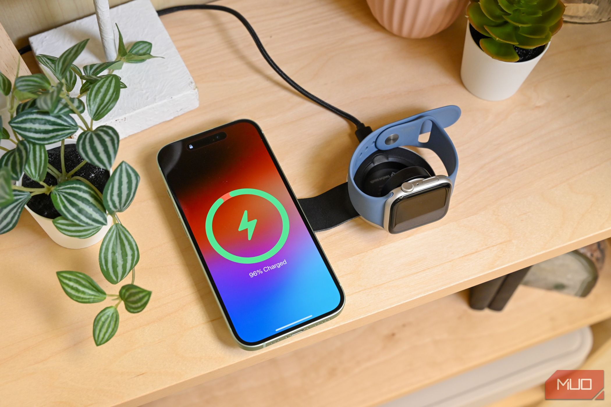 /th/images/an-iphone-and-apple-watch-charging-on-the-twelve-south-butterfly-12jpg_53409384632_o.jpg