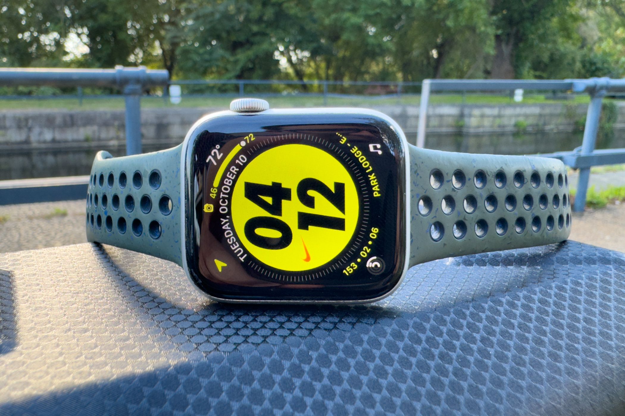 /th/images/apple-watch-series-9-outdoors.jpg