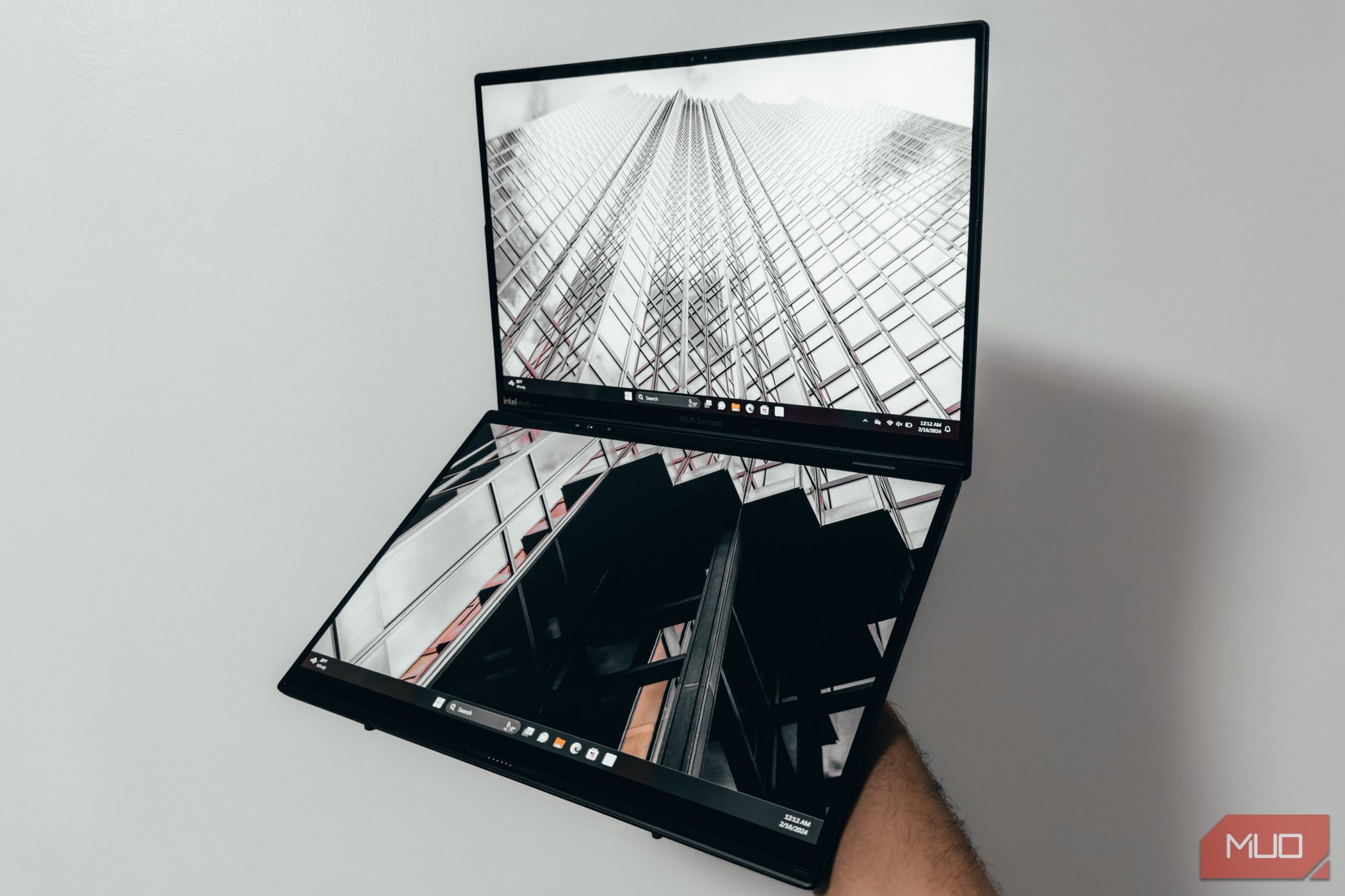 /th/images/asus-zenbook-duo-in-hand.jpg /th/images/asus-zenbook-duo-in-hand.jpg