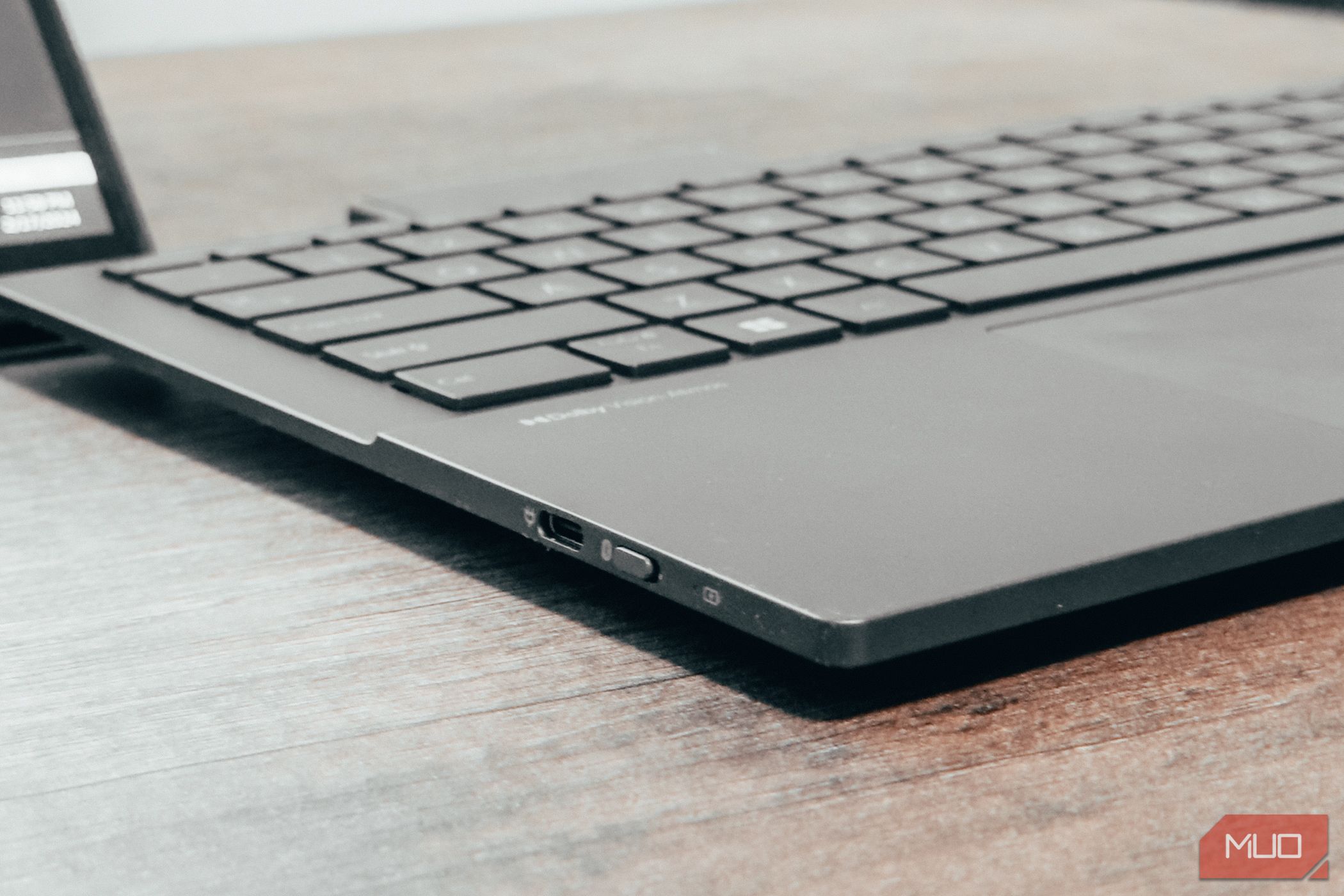 /th/images/asus-zenbook-duo-keyboard-closeup.jpg /th/images/asus-zenbook-duo-keyboard-closeup.jpg