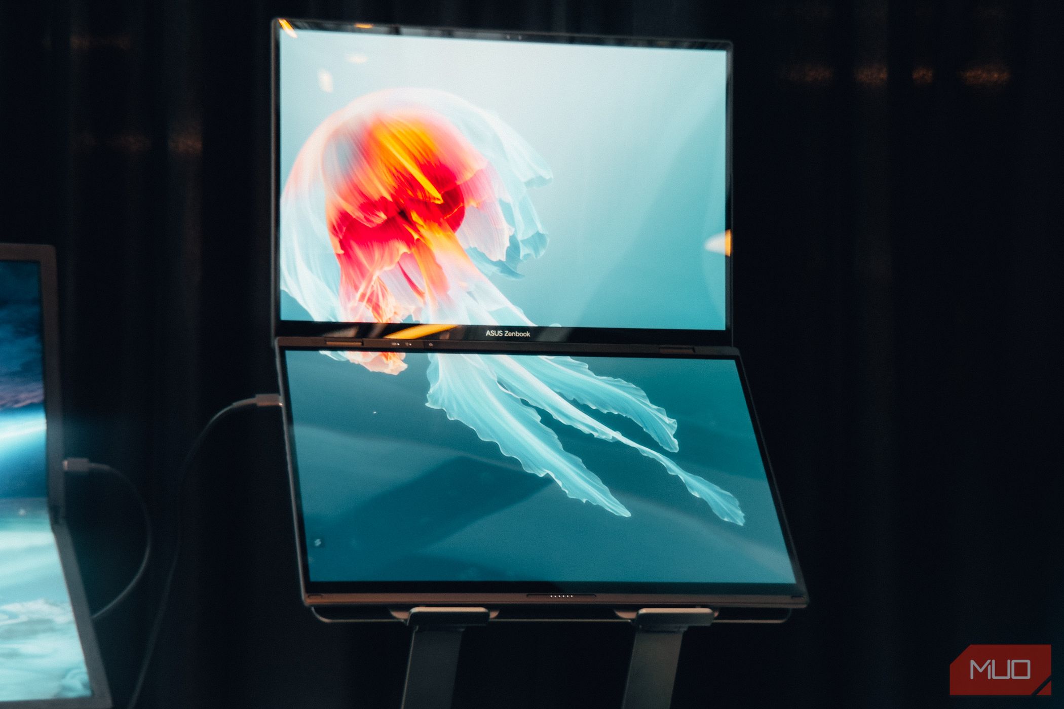 /th/images/asus-zenbook-duo-on-stand.jpg /th/images/asus-zenbook-duo-on-stand.jpg