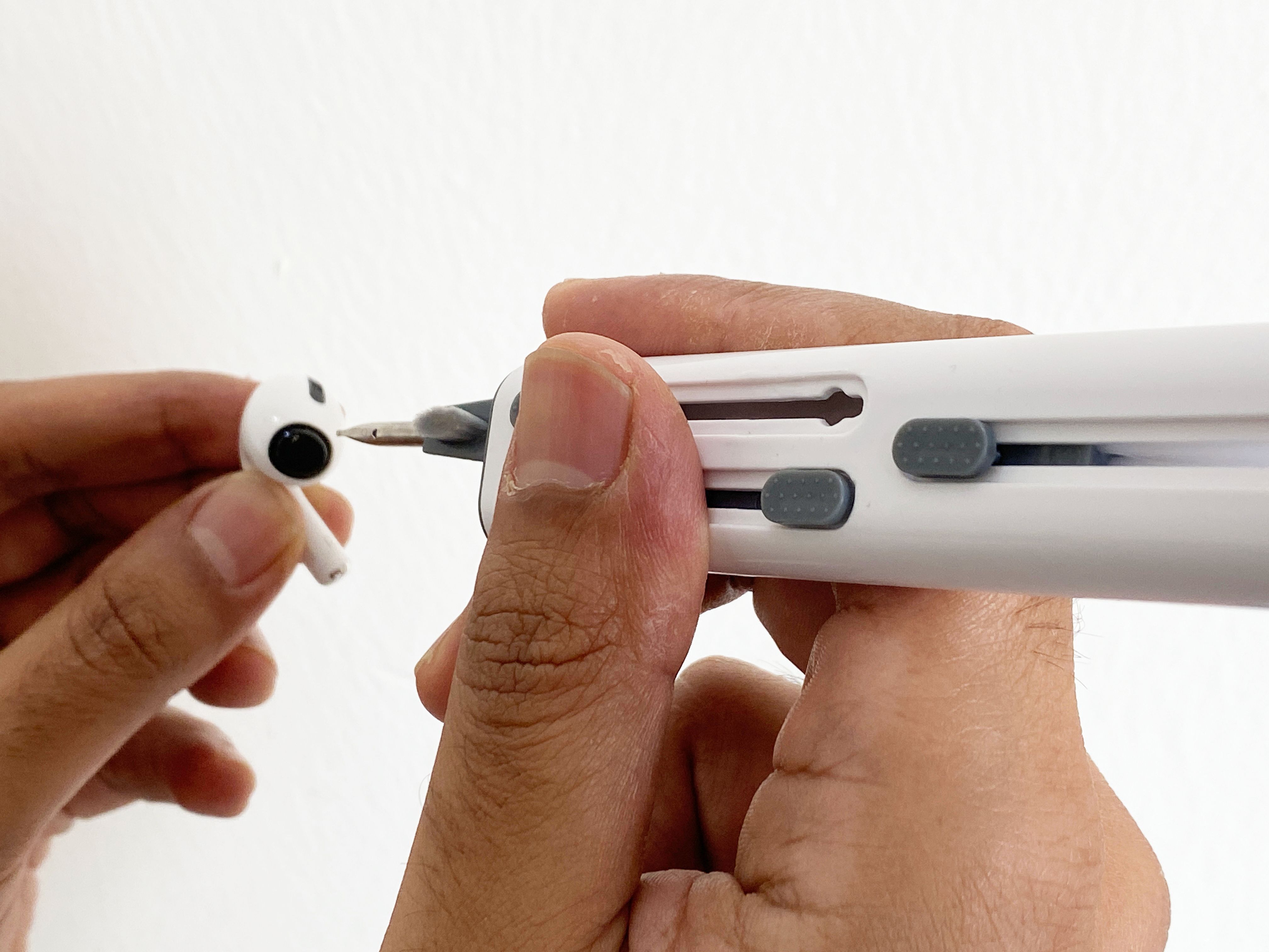 /th/images/cleaning-earbuds.jpg /th/images/cleaning-earbuds.jpg