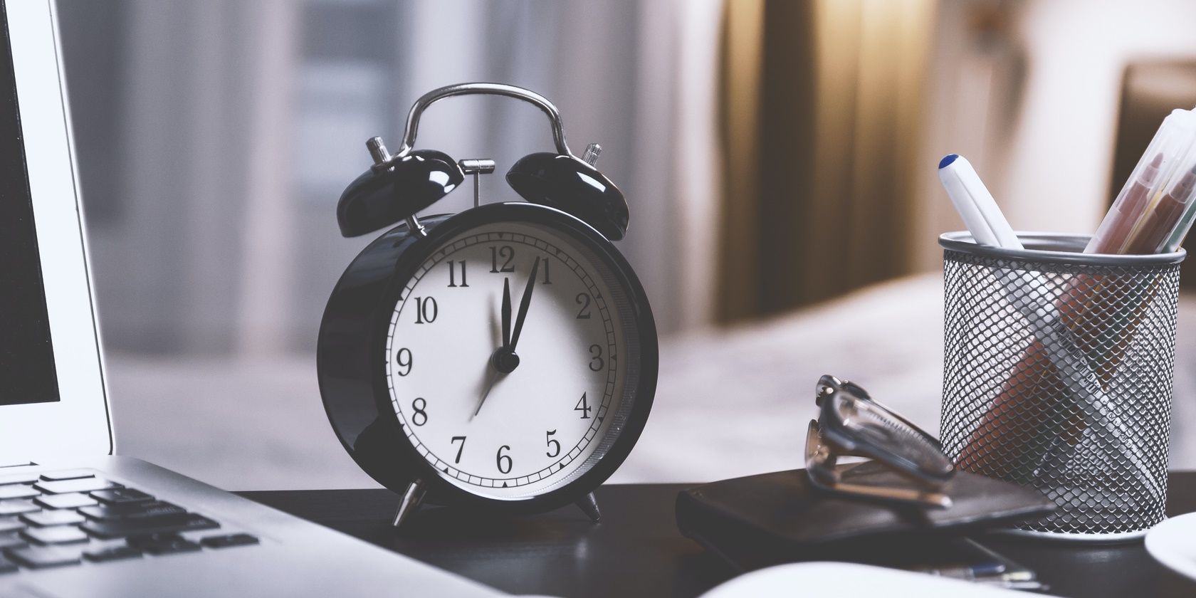 /th/images/clock-desk.jpg /th/images/clock-desk.jpg