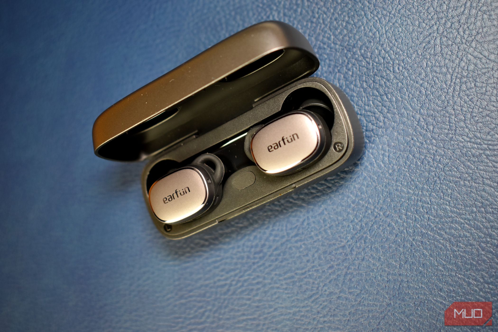 /th/images/earfun-free-pro-3-earbuds-top-down-view-with-case-open.jpg