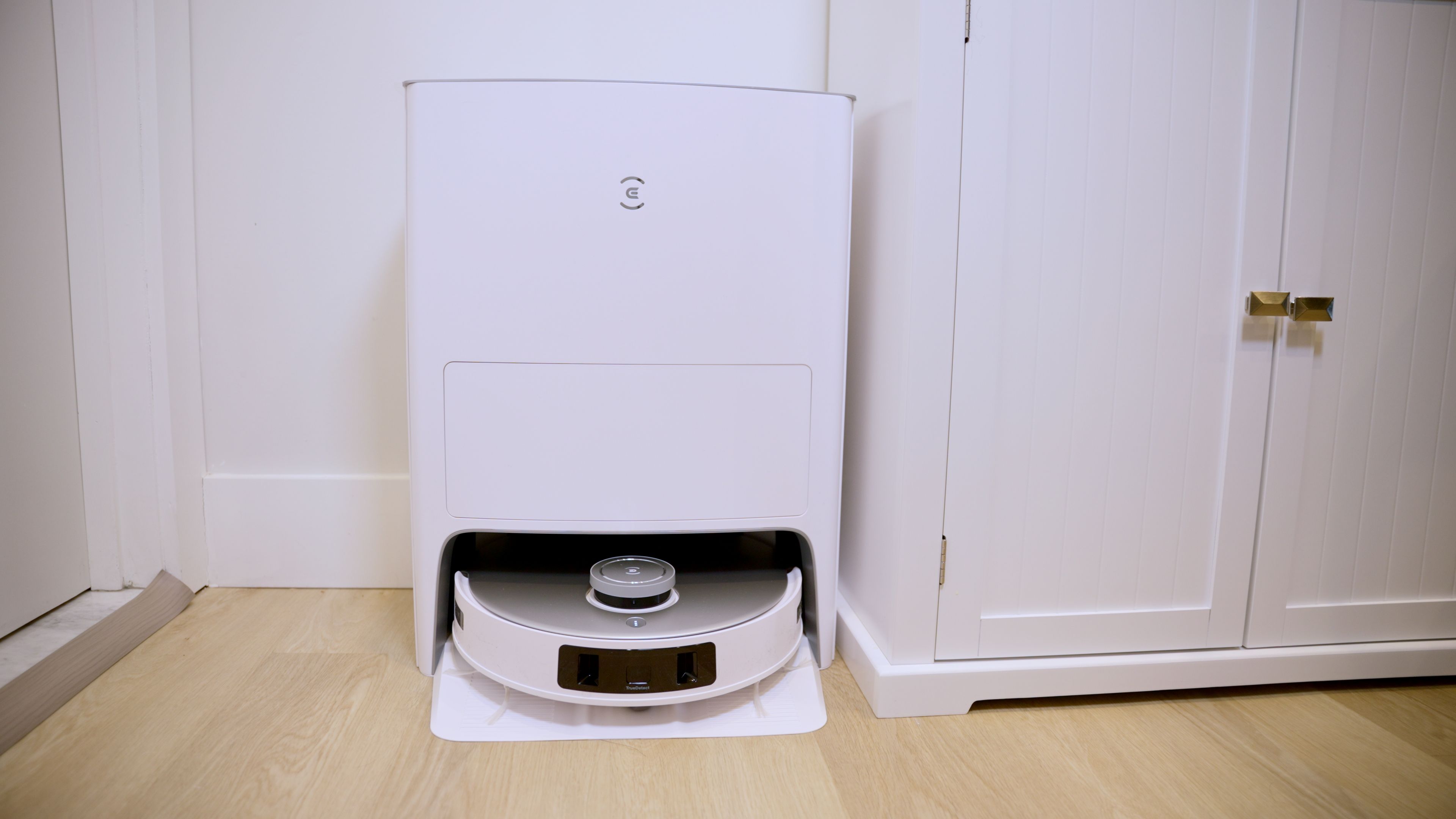 /th/images/ecovacs-t20-omni-station-s-clean-design.jpg /th/images/ecovacs-t20-omni-station-s-clean-design.jpg