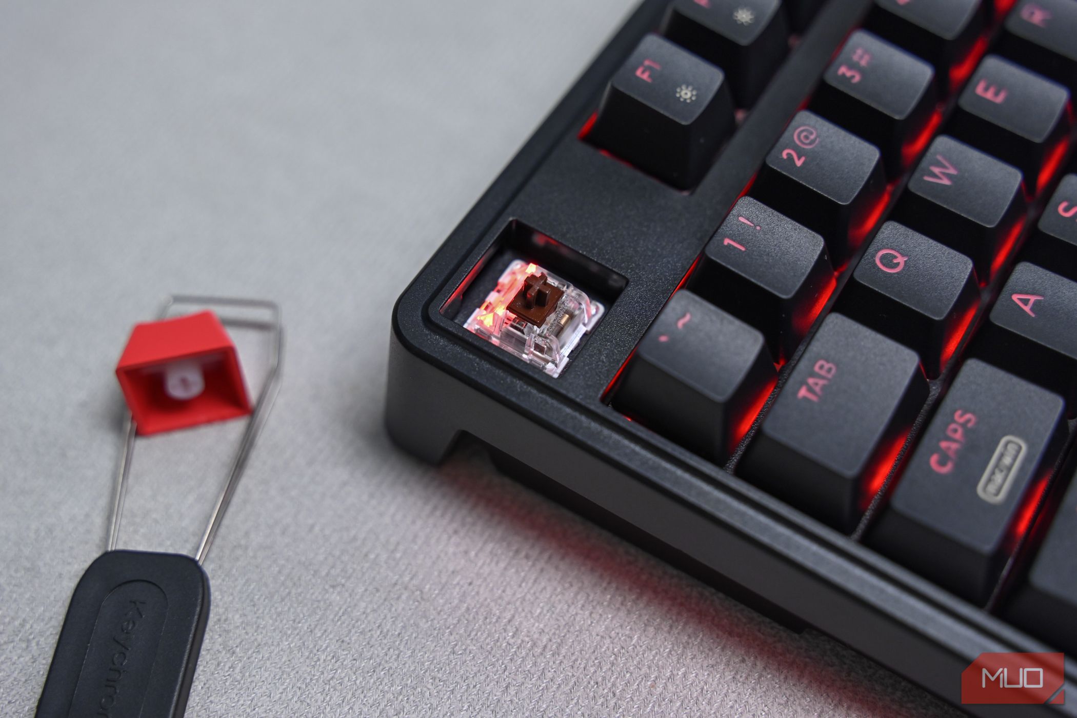/th/images/esc-keycap-removed-from-the-the-keychron-c3-pro-1jpg_53239124530_o.jpg