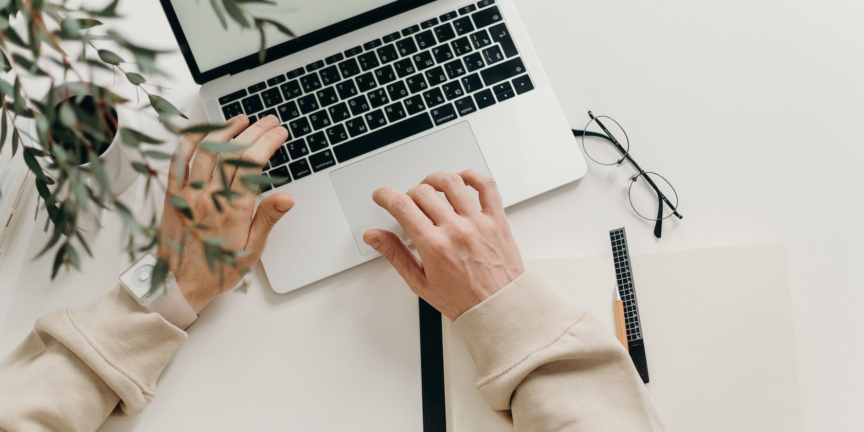 /th/images/image-showing-a-pair-of-hands-working-on-a-computer.jpg /th/images/image-showing-a-pair-of-hands-working-on-a-computer.jpg