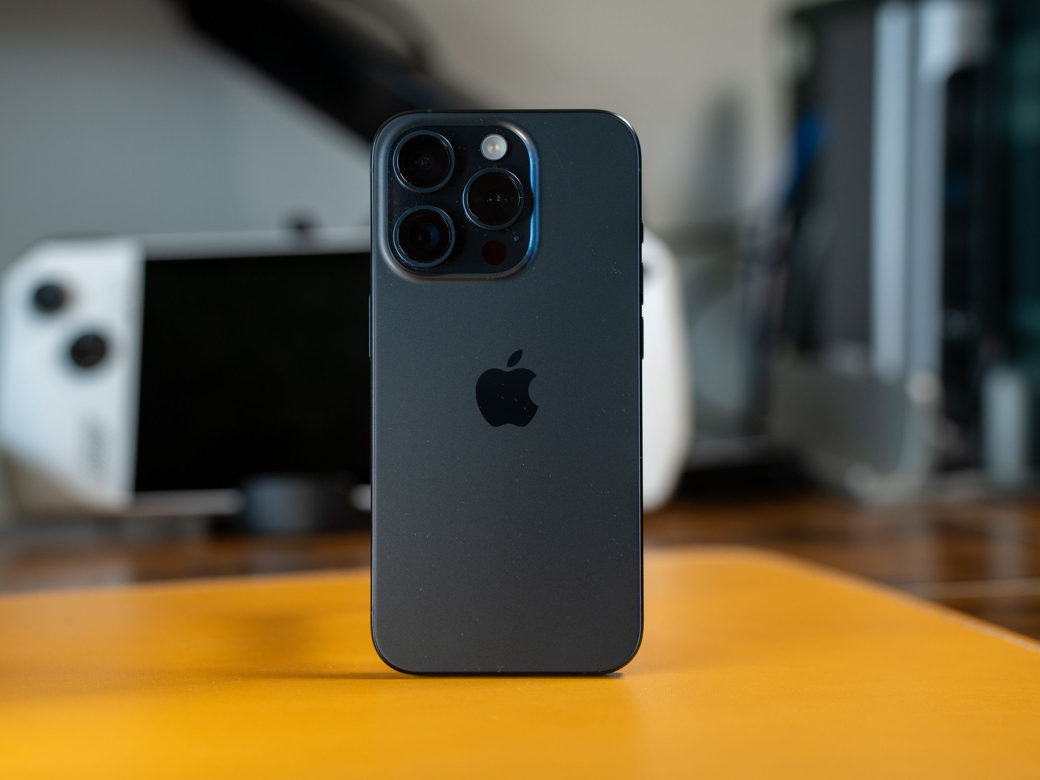 /th/images/iphone-15-pro-rear.jpg /th/images/iphone-15-pro-rear.jpg