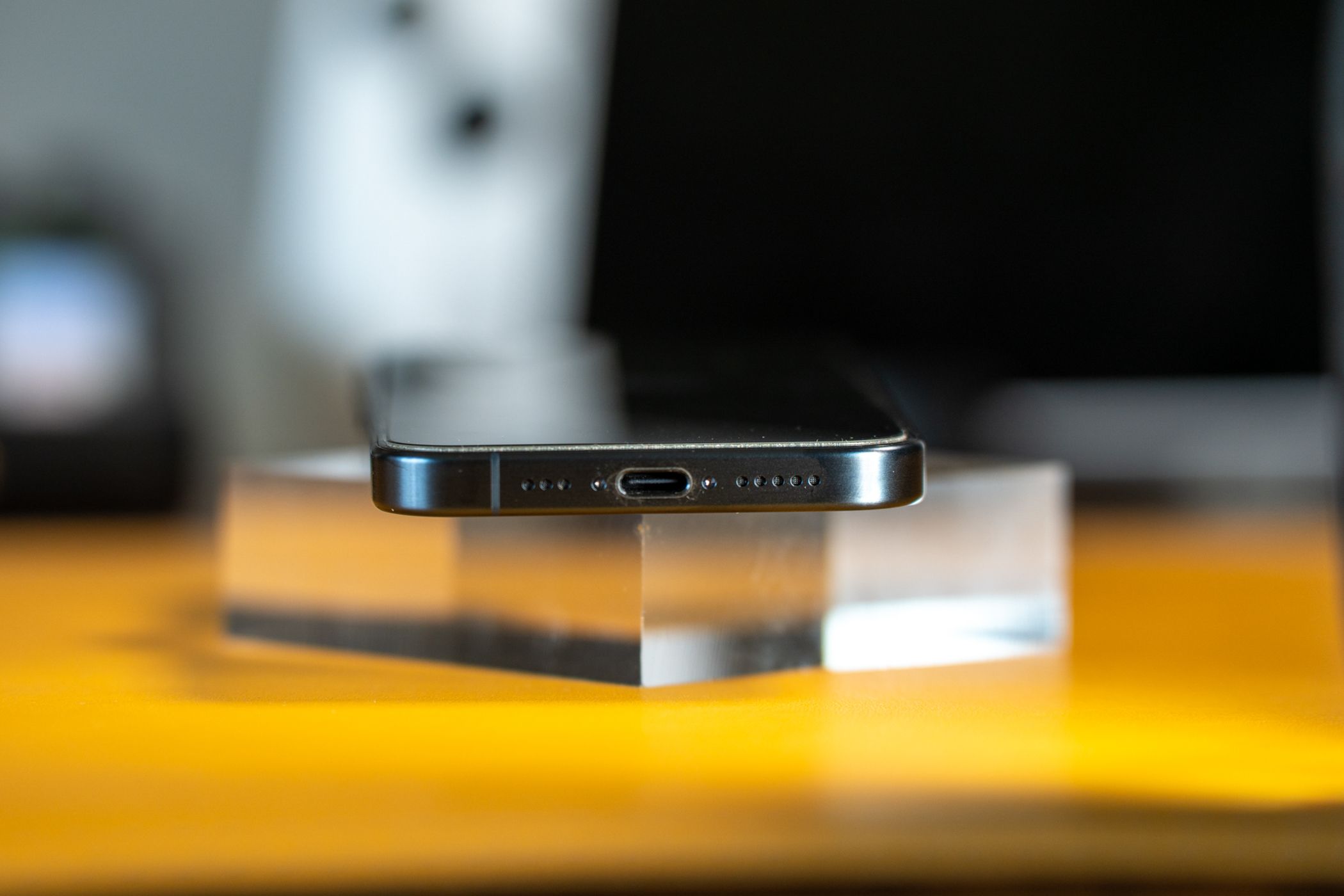 /th/images/iphone-15-pro-usb-c-port-1.jpg