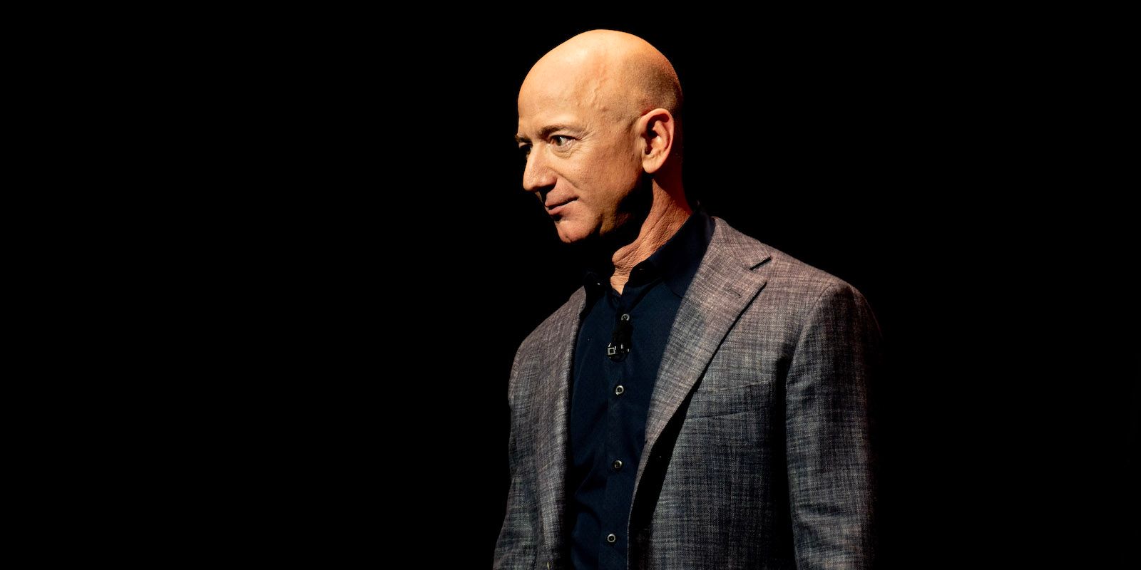 /th/images/jeff-bezos-on-dark-background.jpg
