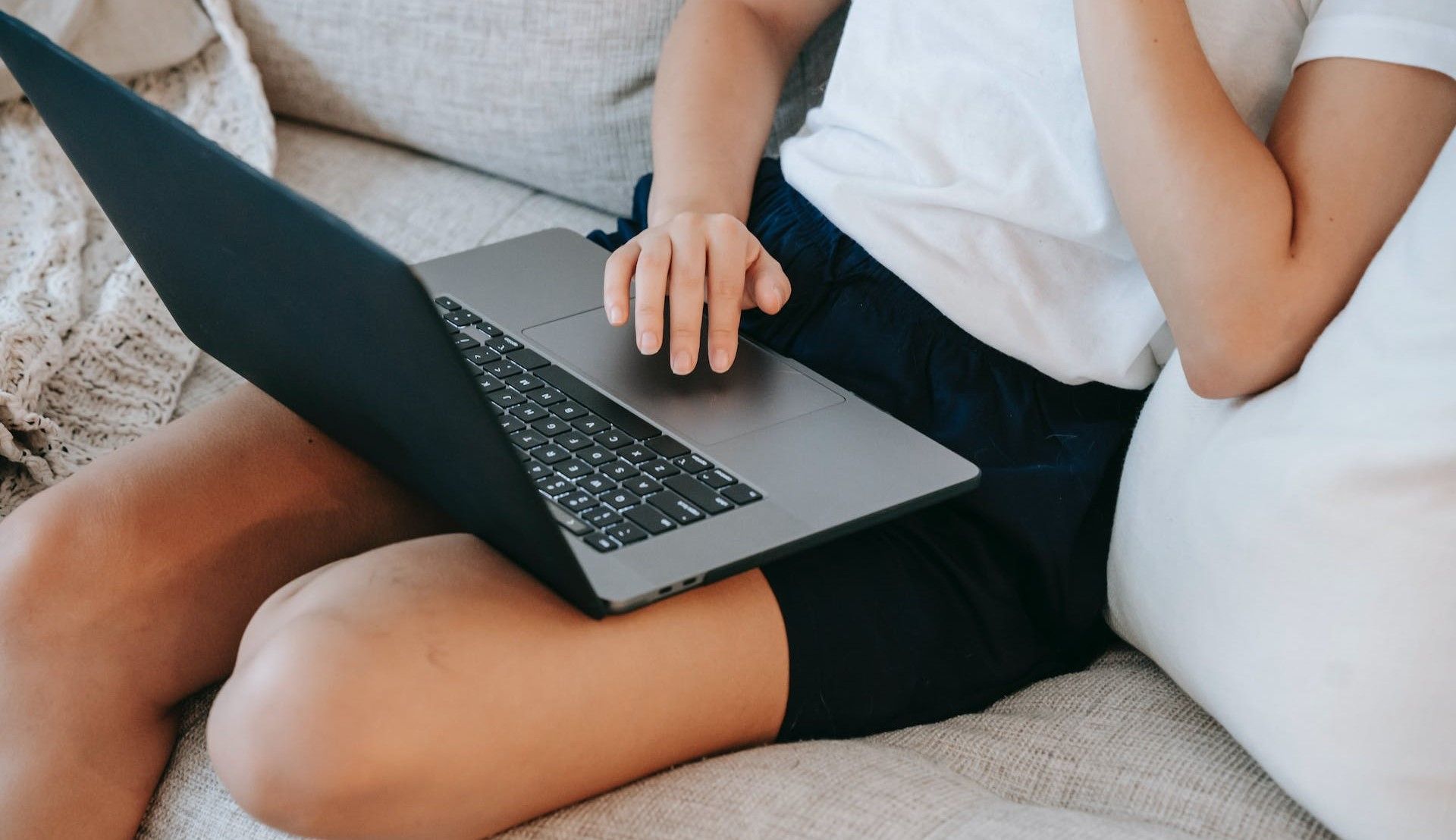 /th/images/laptop-couch-black.jpg /th/images/laptop-couch-black.jpg