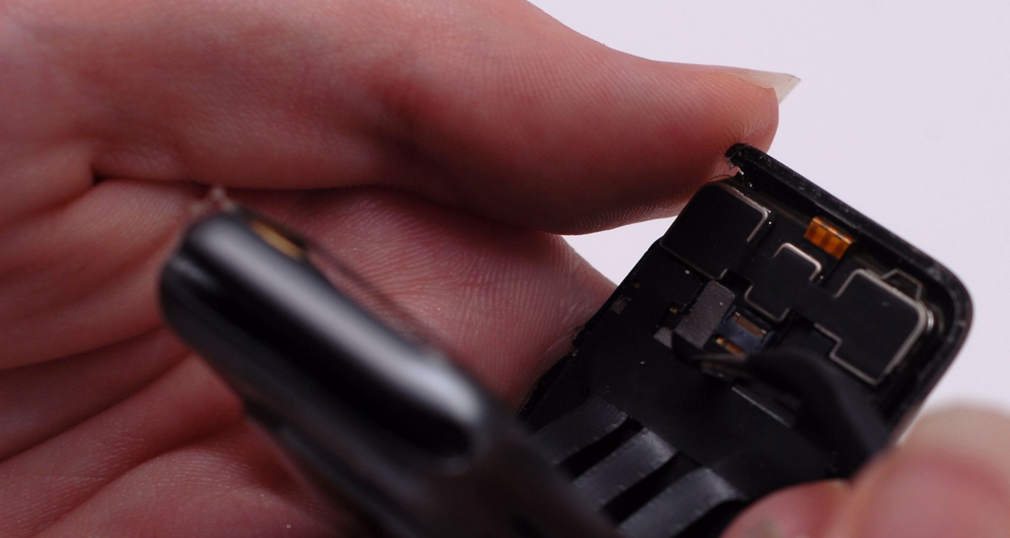 /th/images/lifting-the-apple-watch-screen-and-revealing-the-display-connectors.JPG
