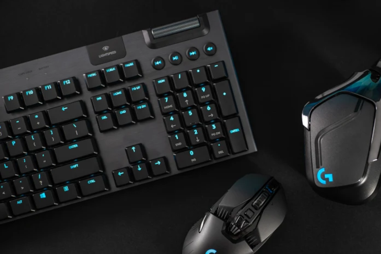 /th/images/logitech-g915-sits-on-a-desk-with-other-rgb-accessories.png
