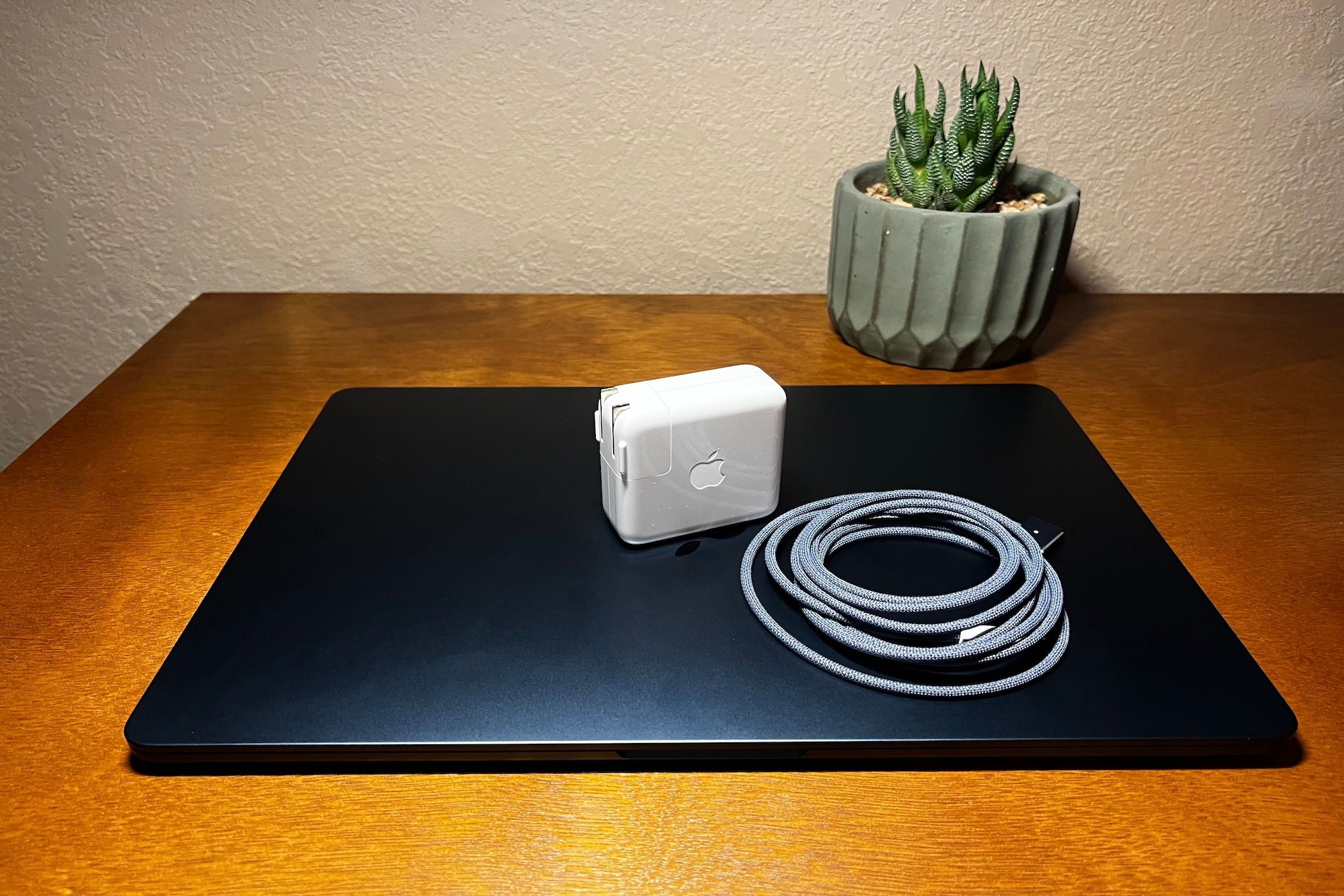 /th/images/macbook-air-m2-midnight-charger.jpeg