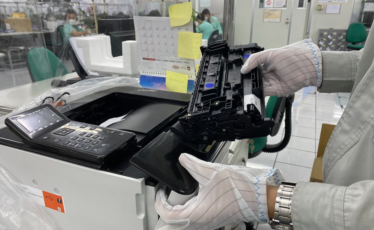 /th/images/man-holding-cartridge.jpg /th/images/man-holding-cartridge.jpg