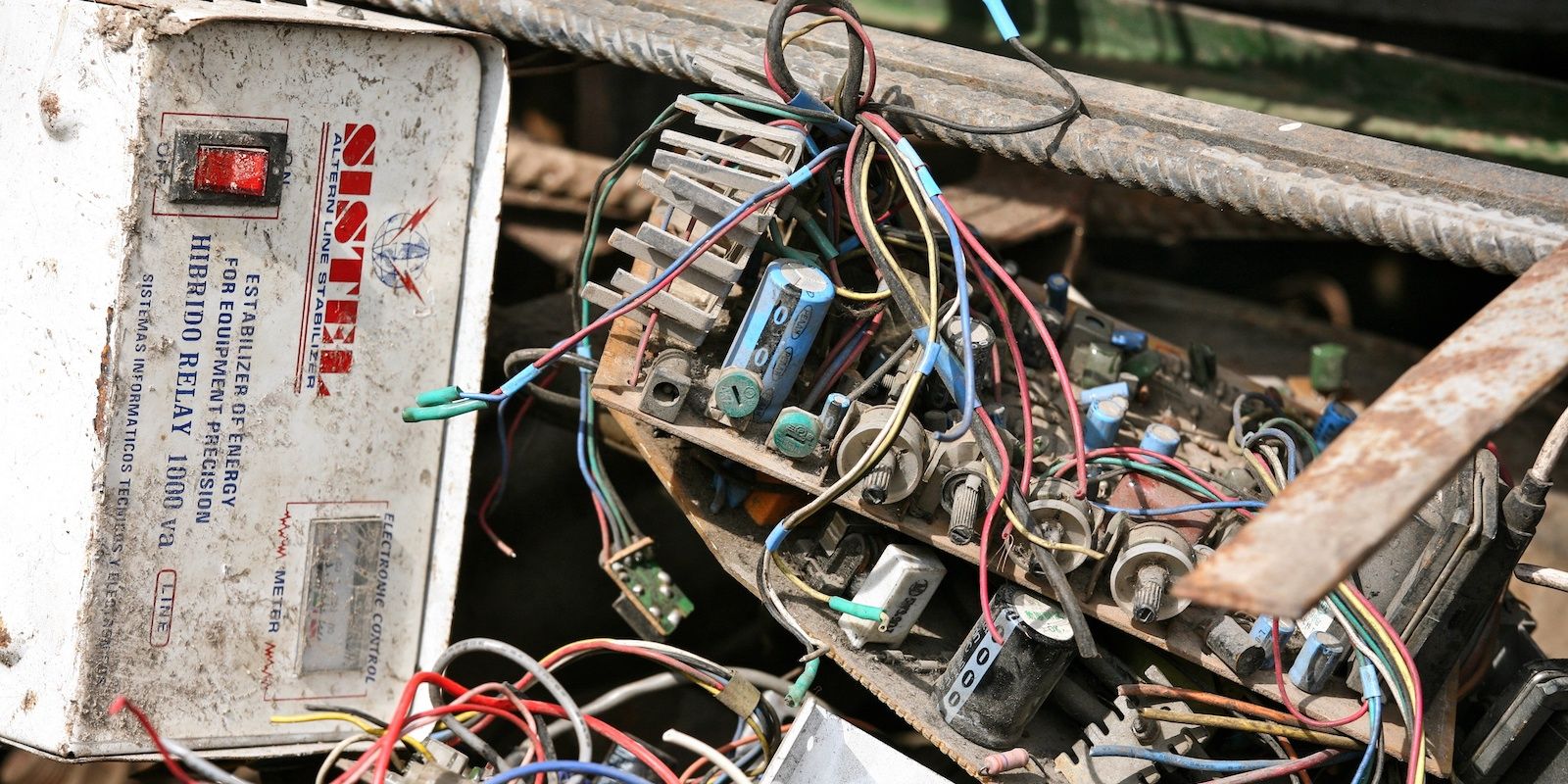 /th/images/old-tech-junk-e-waste.jpg