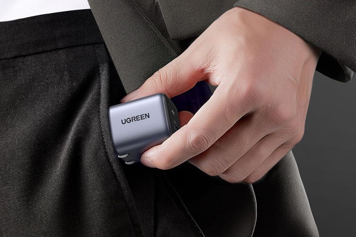 /th/images/person-carrying-a-ugreen-nexode-35w-usb-c-gan-charger.jpg