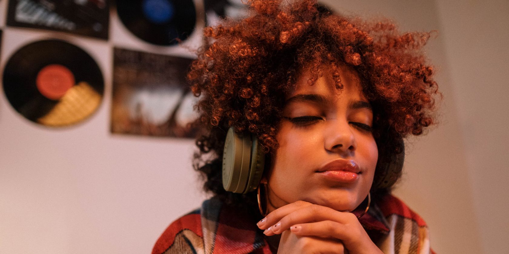 /th/images/person-listening-to-music-with-headphones.jpg /th/images/person-listening-to-music-with-headphones.jpg