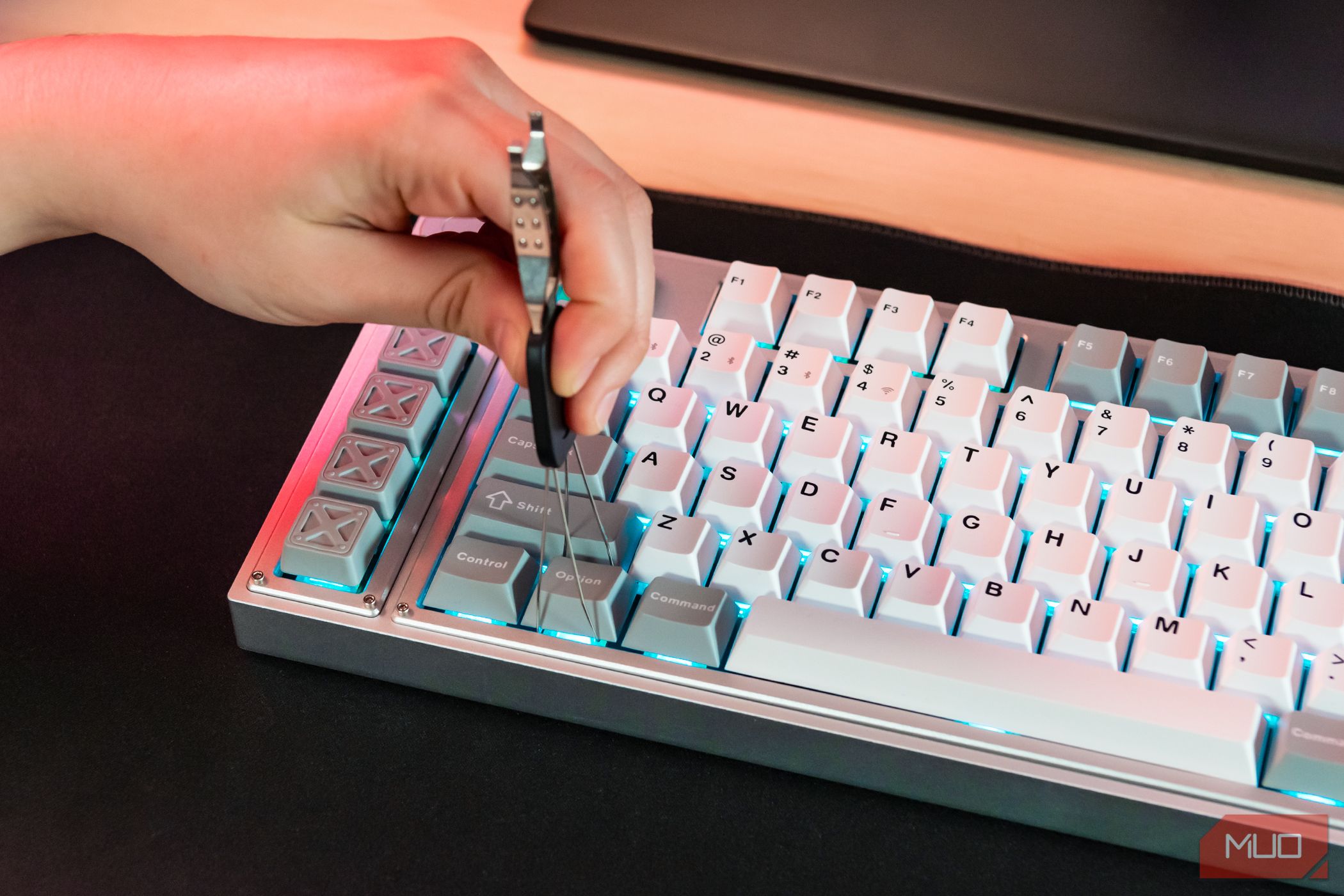 /th/images/person-removing-a-keycap-from-the-keychron-lemokey-l3.jpg