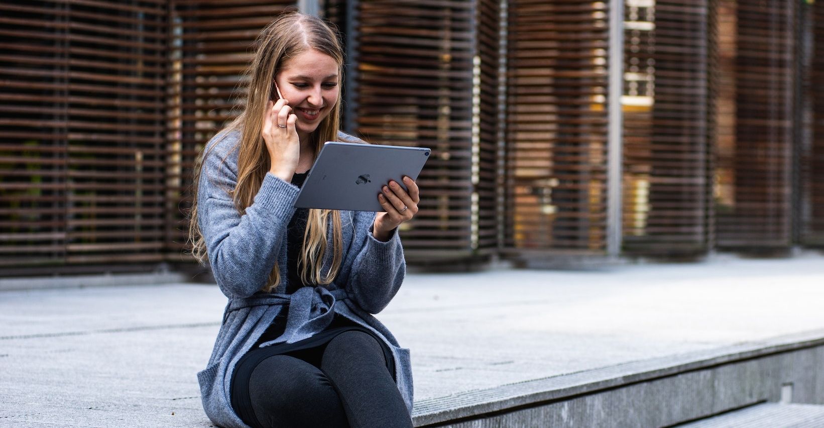 /th/images/person-using-an-ipad-outdoors.jpg /th/images/person-using-an-ipad-outdoors.jpg