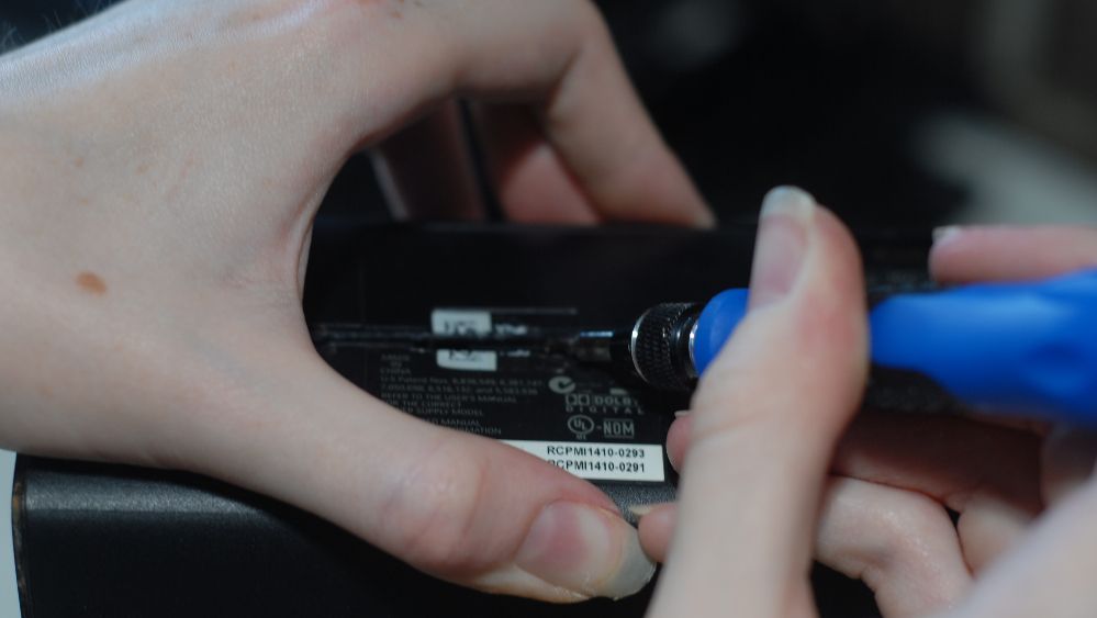 /th/images/prying-apart-the-back-seam-on-xbox-360-slim.jpg /th/images/prying-apart-the-back-seam-on-xbox-360-slim.jpg