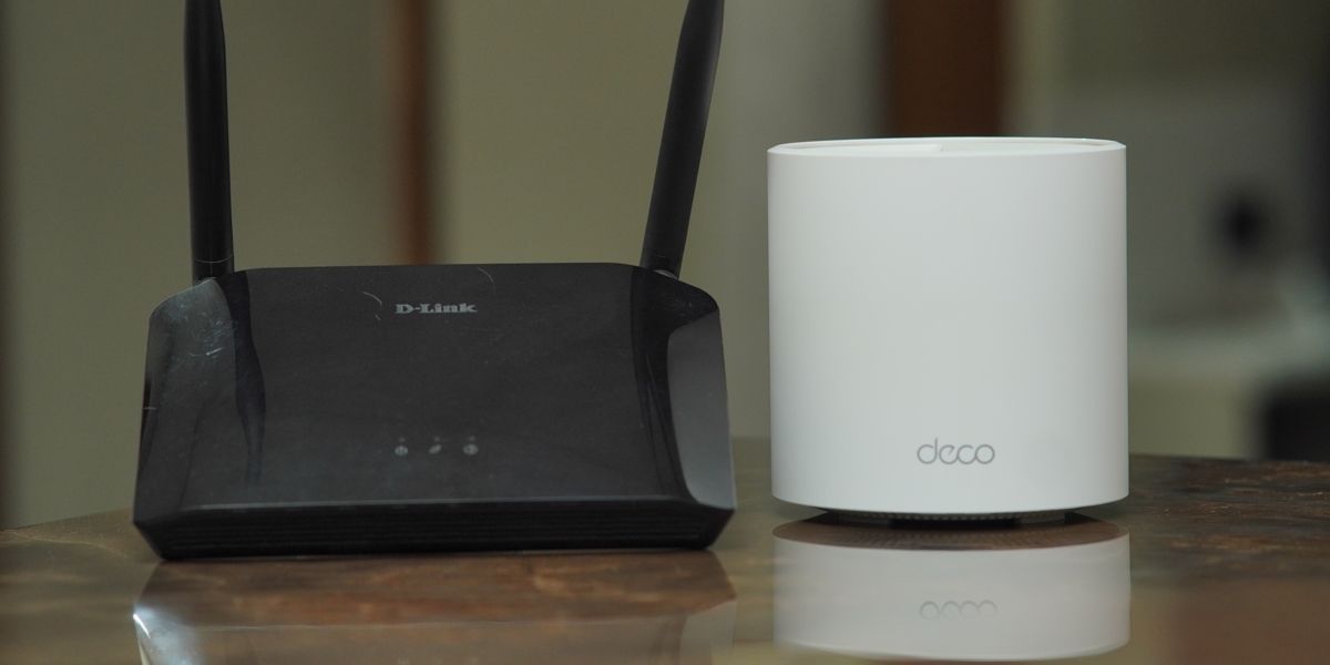 /th/images/router-and-wifi-mesh-on-table.jpg /th/images/router-and-wifi-mesh-on-table.jpg