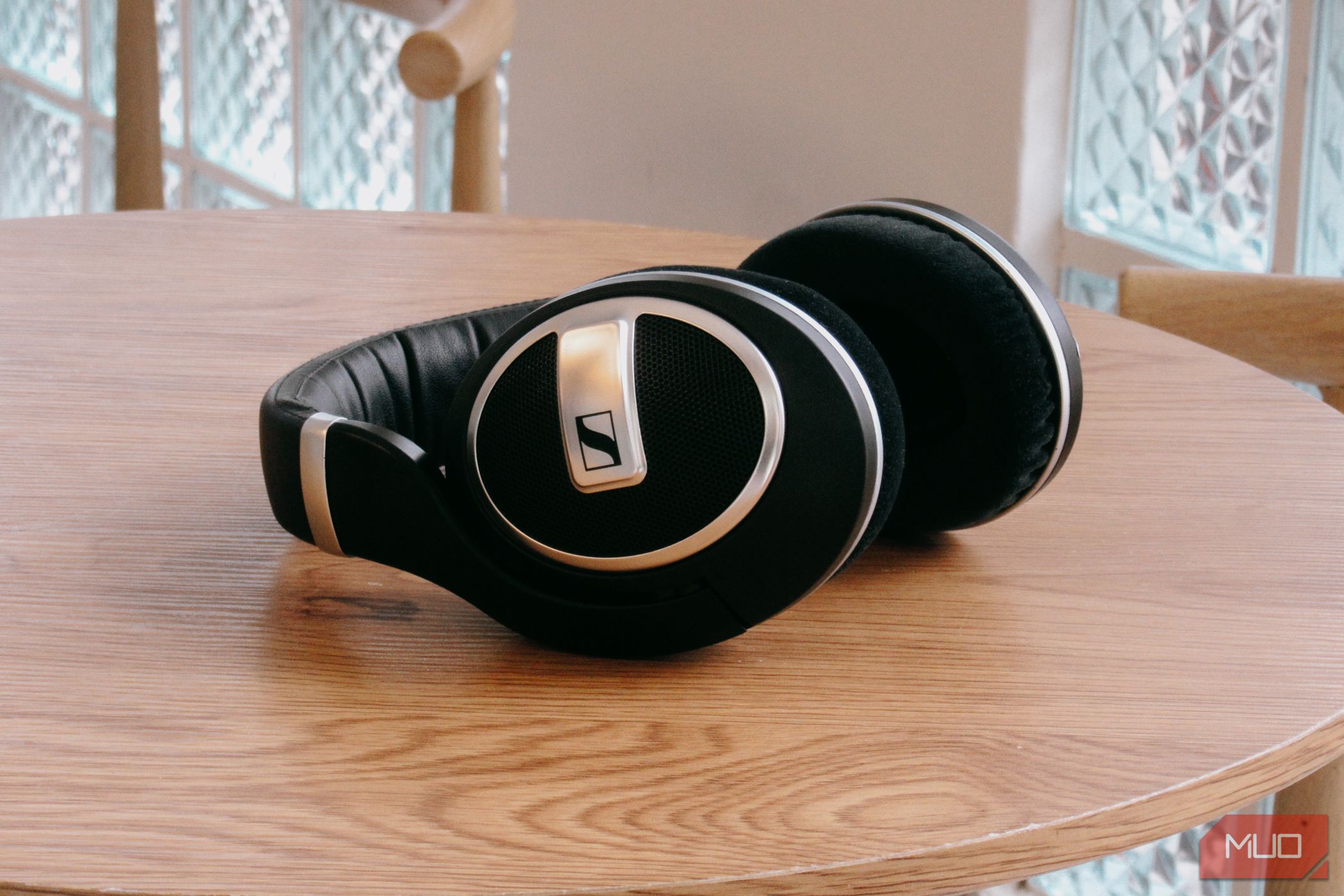 /th/images/sennheiser-hd-599-se-on-table-side-view.JPG