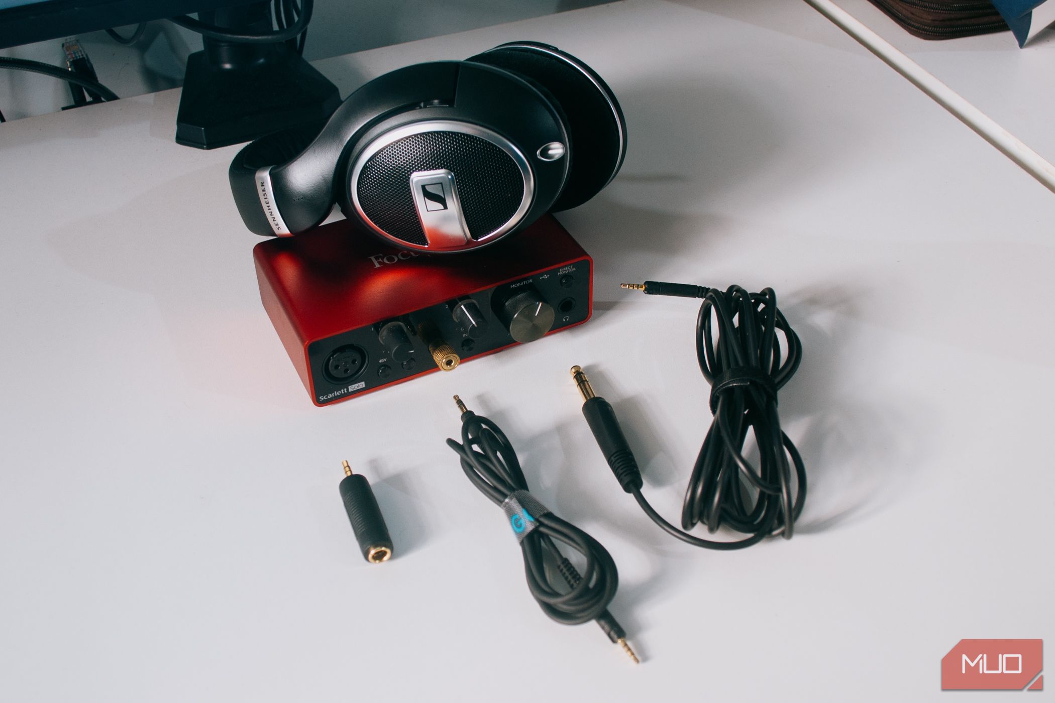 /th/images/sennheiser-hd-599-se-with-included-accessories.JPG