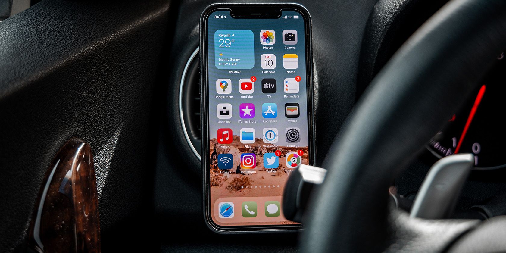 /th/images/smartphone-in-a-car.jpg /th/images/smartphone-in-a-car.jpg