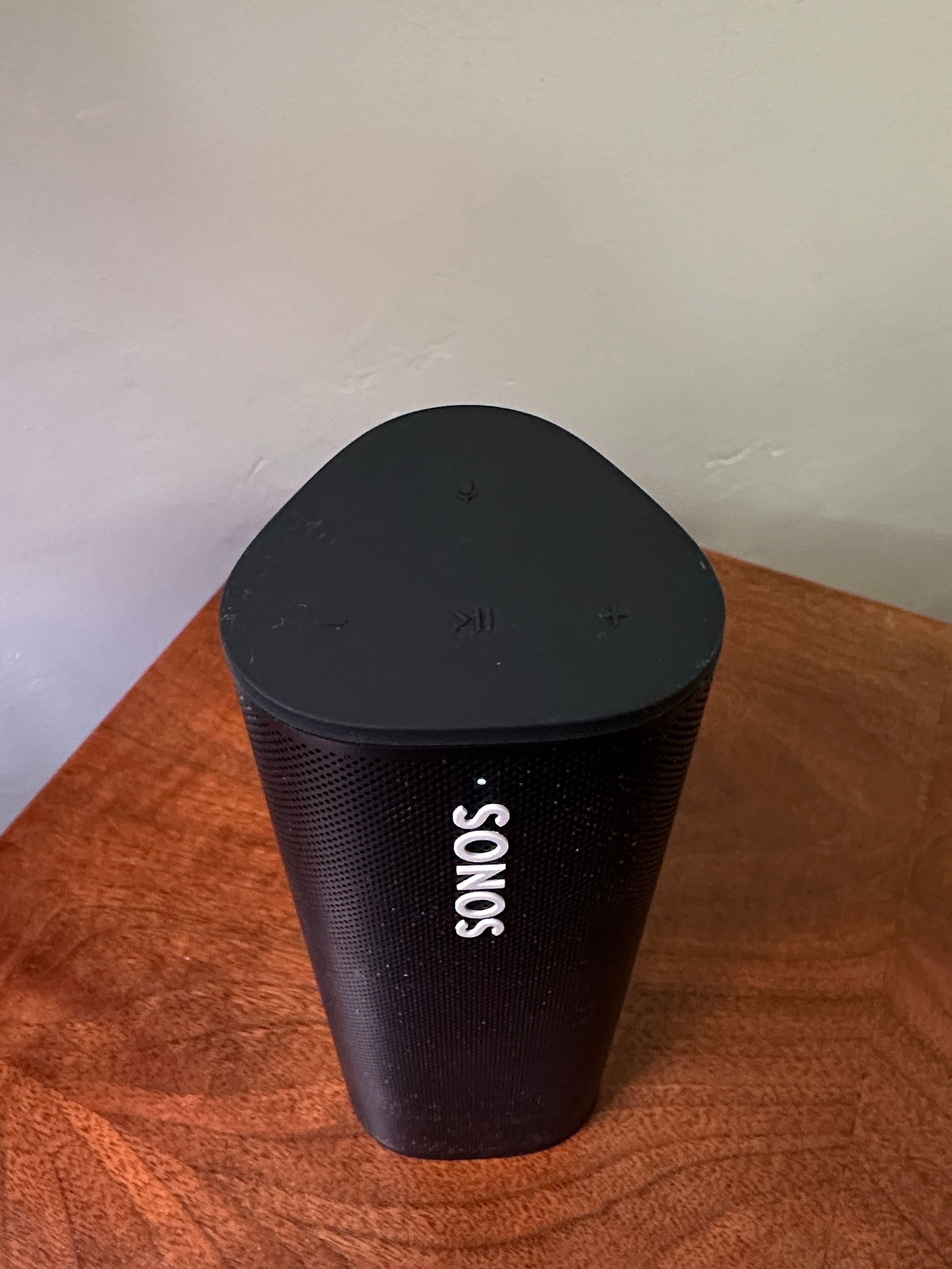 /th/images/sonos-roam-play-pause-button.jpeg