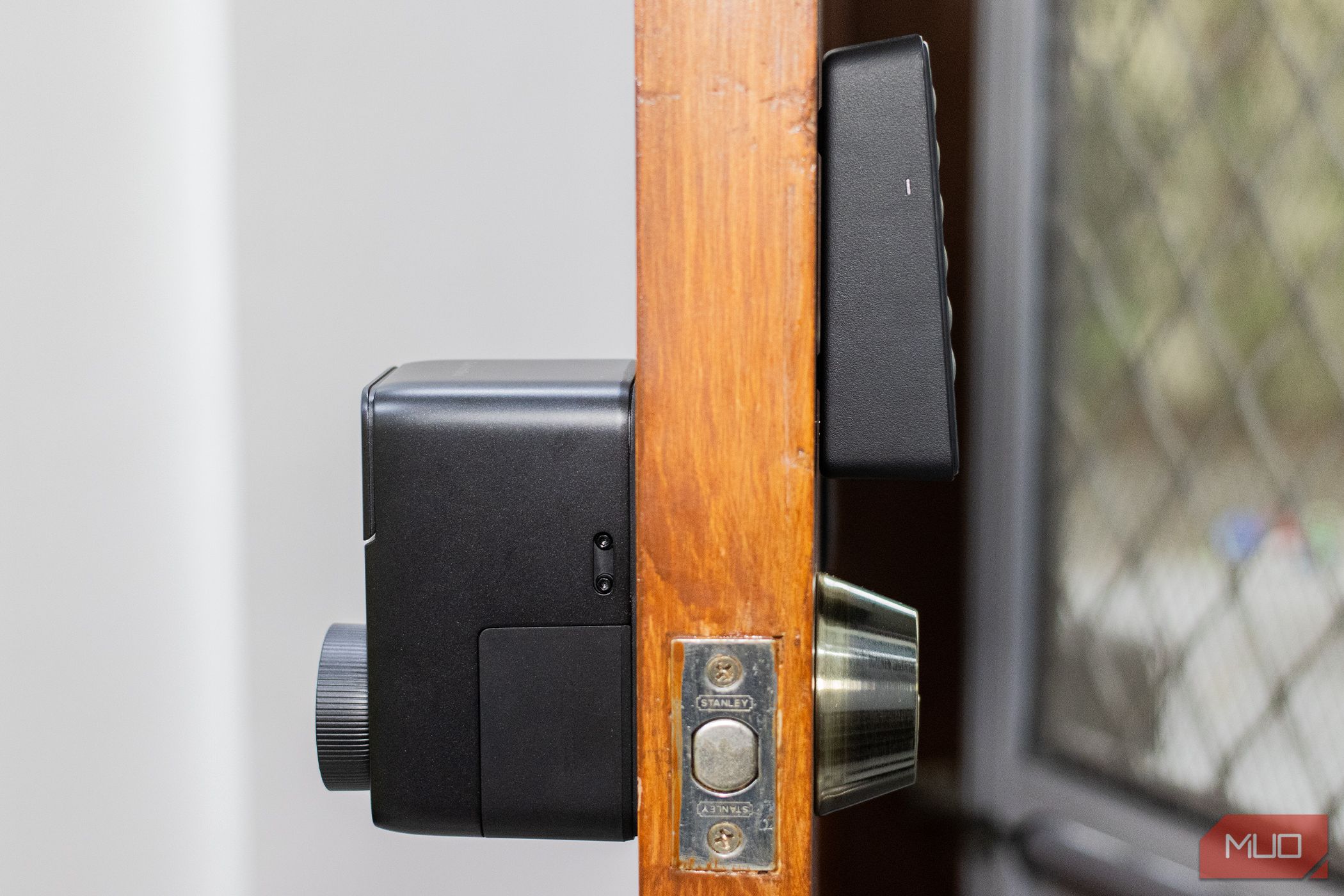 /th/images/switchbot-lock-pro-and-keypad-touch-on-door.jpg