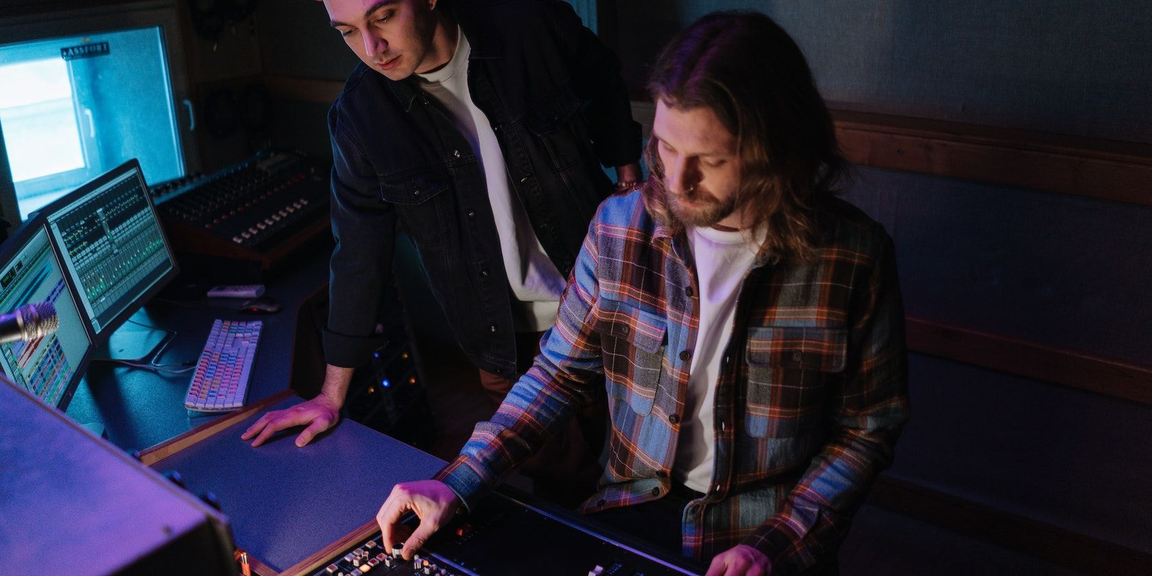 /th/images/two-music-producers-working.jpg /th/images/two-music-producers-working.jpg