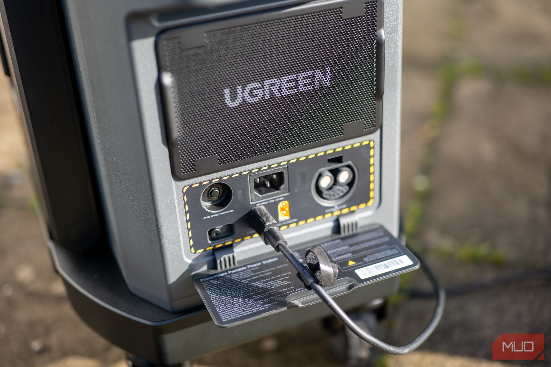 /th/images/ugreen-powerroam-gs2200-power-plugs-solar-input-ports.jpg