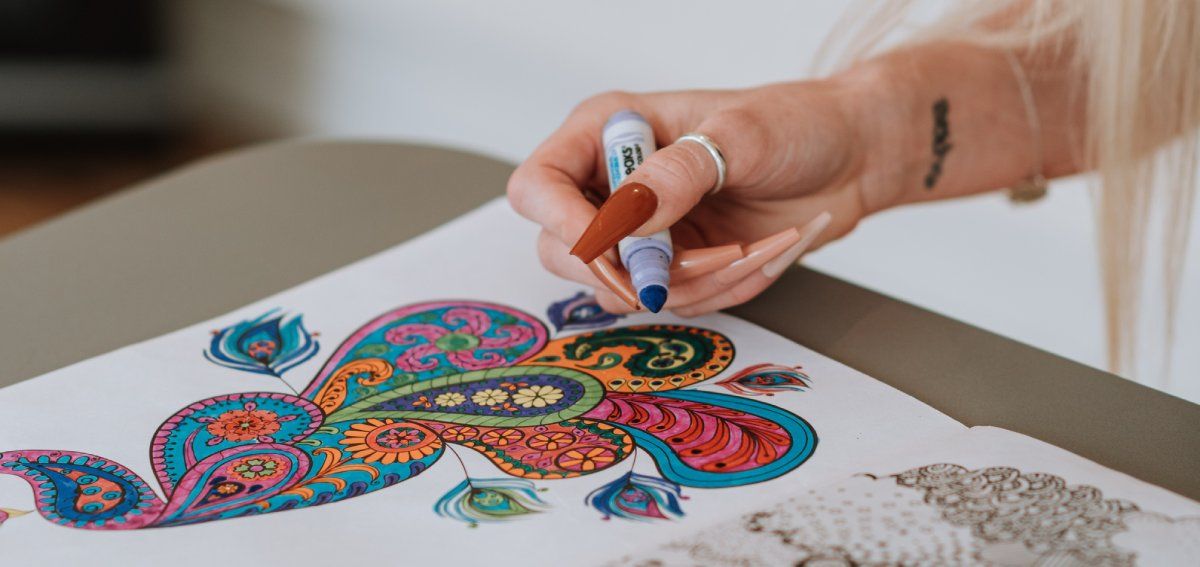 /th/images/woman-coloring-in-coloring-book-with-markers.jpg /th/images/woman-coloring-in-coloring-book-with-markers.jpg