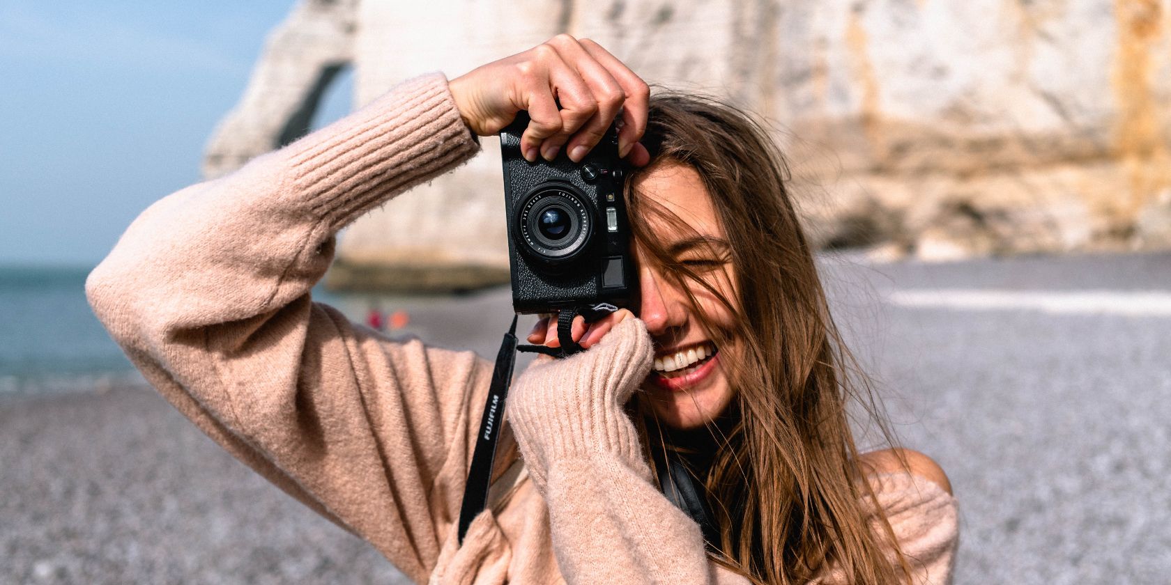 /th/images/woman-holding-a-camera-and-taking-photos.jpg /th/images/woman-holding-a-camera-and-taking-photos.jpg