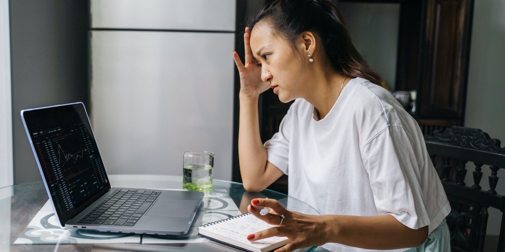/th/images/woman-studying-candlestick-chart.jpeg /th/images/woman-studying-candlestick-chart.jpeg