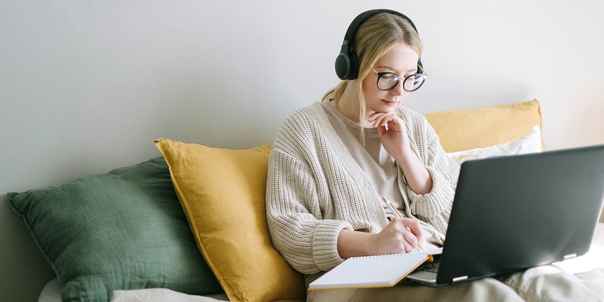 /th/images/woman-taking-feedback.jpg /th/images/woman-taking-feedback.jpg