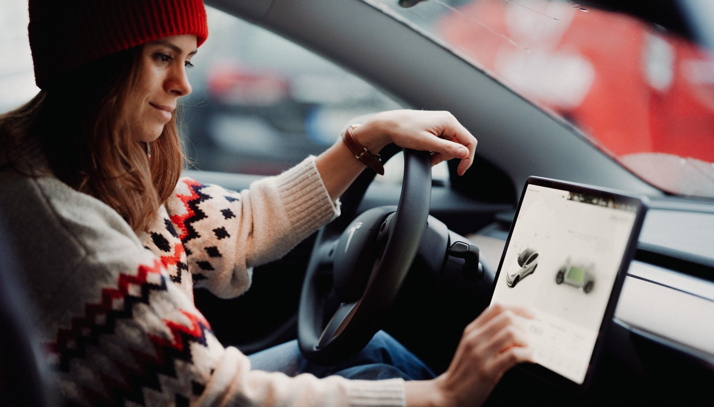 /th/images/woman-tesla-display.jpg /th/images/woman-tesla-display.jpg