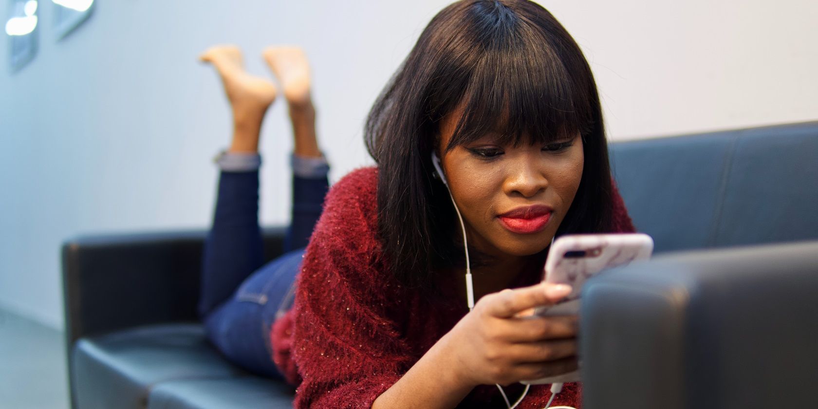 /th/images/woman-using-phone.jpg /th/images/woman-using-phone.jpg