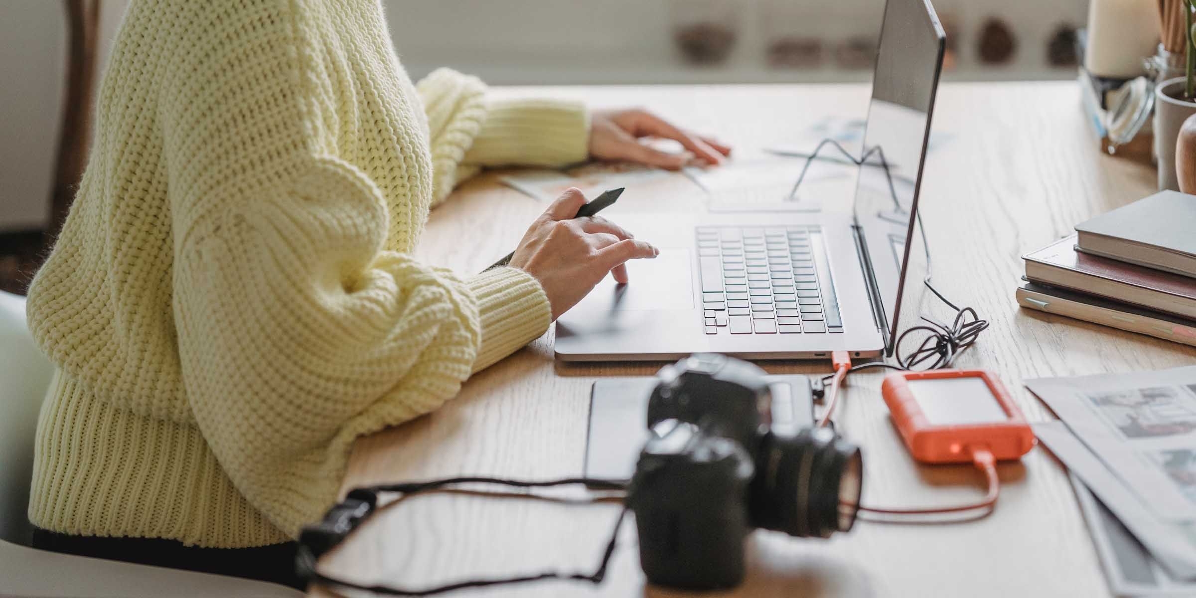 /vi/images/02-external-hdd-plugged-in-to-laptop.jpg /vi/images/02-external-hdd-plugged-in-to-laptop.jpg