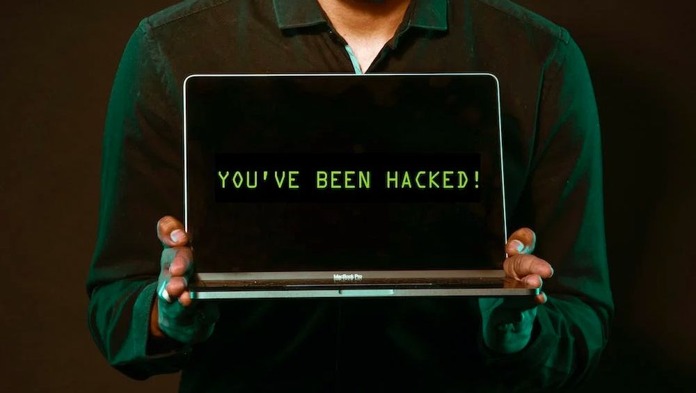 /vi/images/a-person-holding-a-laptop-with-the-words-you_ve-been-hacked-on-the-screen.jpg