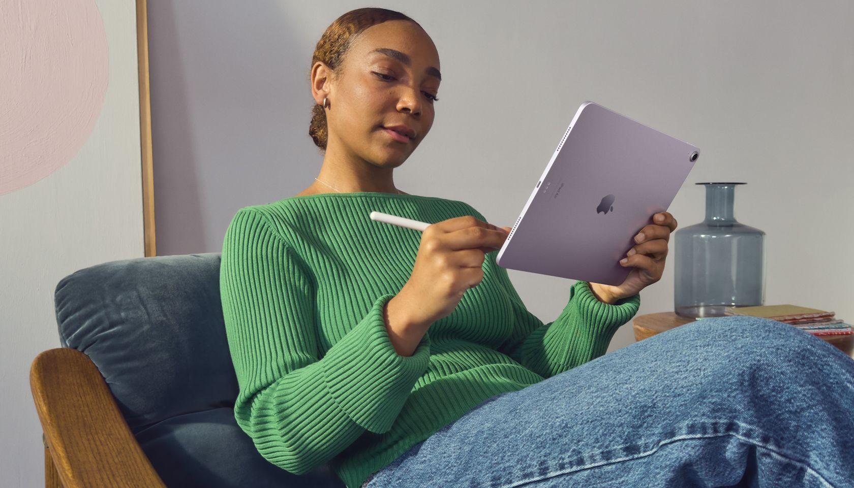 /vi/images/a-woman-holding-an-ipad-air-with-one-hand-while-using-an-apple-pencil.jpg