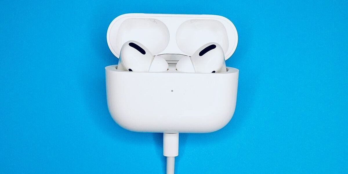 /vi/images/airpods-charging.jpeg /vi/images/airpods-charging.jpeg
